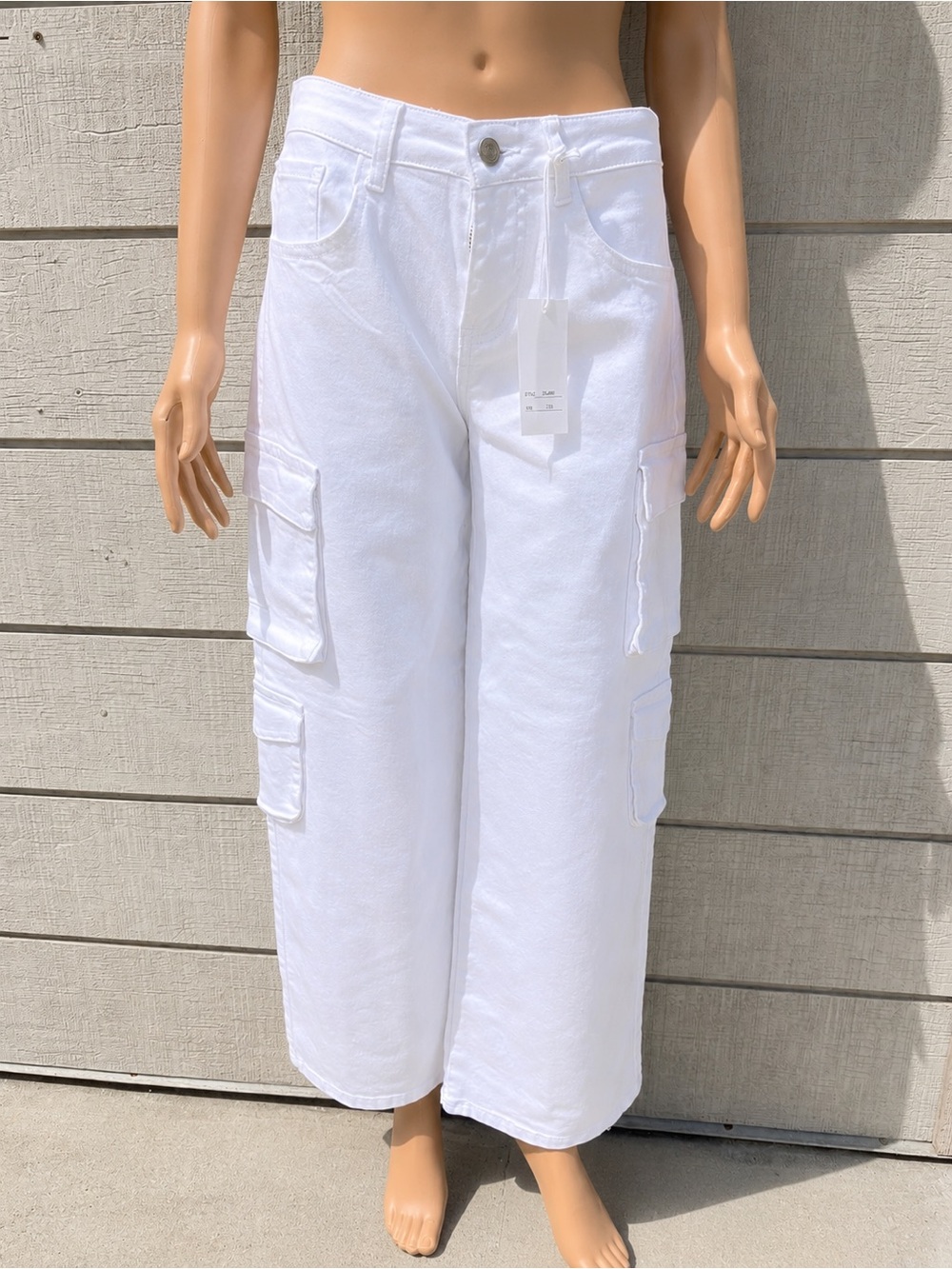 Women’s Disclosure White mid rise Cargo Pants – NWT – Size 7/28